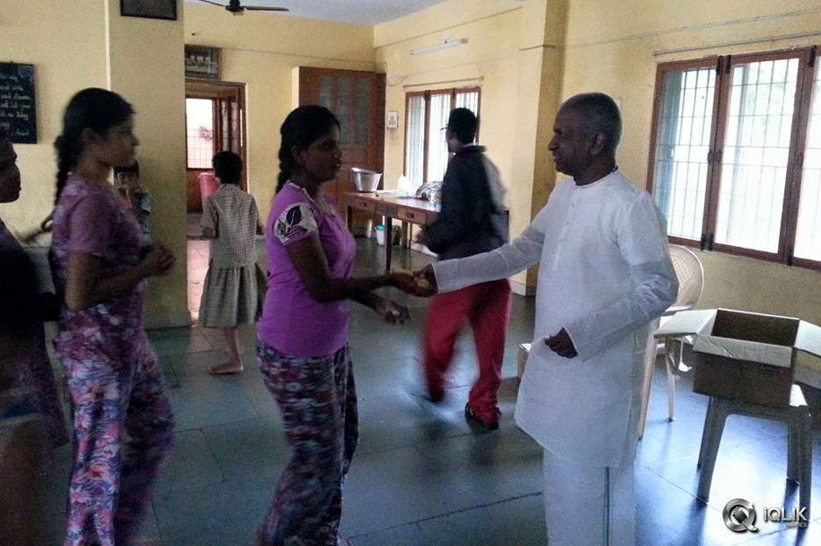 Celebs-at-Chennai-Flood-Relief-Activities